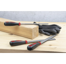 Dřevěný blok, rukavice a různé pilníky na dřevěném povrchu.