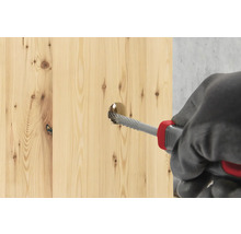 Dřevěná deska se opracovává rašplí.