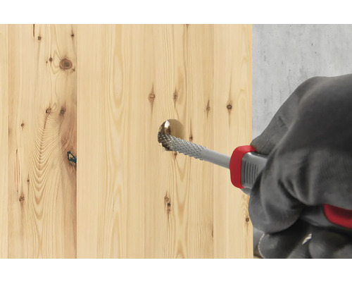 Dřevěná deska se opracovává rašplí.