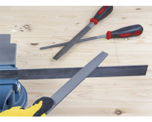 Plochý pilník pro obrábění kovů ve svěráku