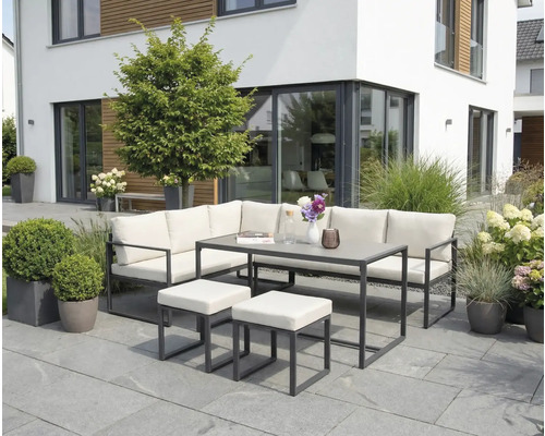 Zahradní nábytek se rohovou lavicí, stolem a stoličkami na terase před moderním domem