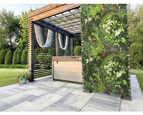 Scéna s vířivkou pod pergolou a svislou zahradní stěnou