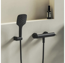 Sprchový set v matně černé barvě s hranatou ruční sprchou a válcovou termostatickou baterií pro montáž na stěnu.