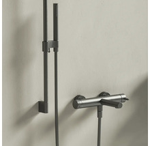 Sprchový set v antracitové barvě obsahující ruční sprchu, sprchovou tyč a nástěnnou baterii.