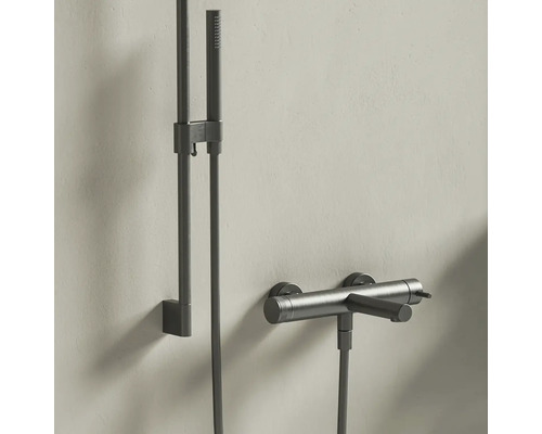 Sprchový set v antracitové barvě obsahující ruční sprchu, sprchovou tyč a nástěnnou baterii.