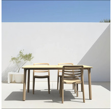 Zahradní stůl se židlemi na terase