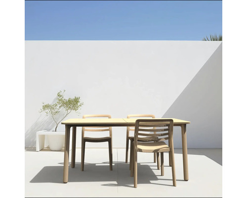 Zahradní stůl se židlemi na terase