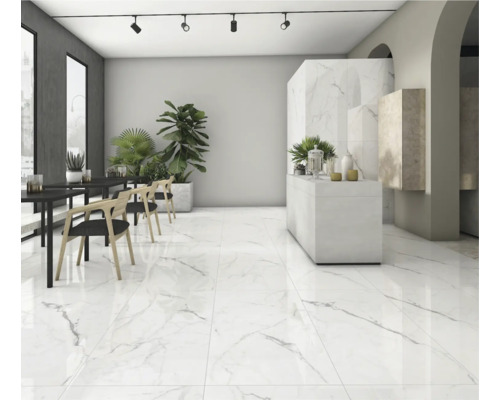Světlý pokoj s mramorovou podlahou, stoly, židlemi a rostlinami