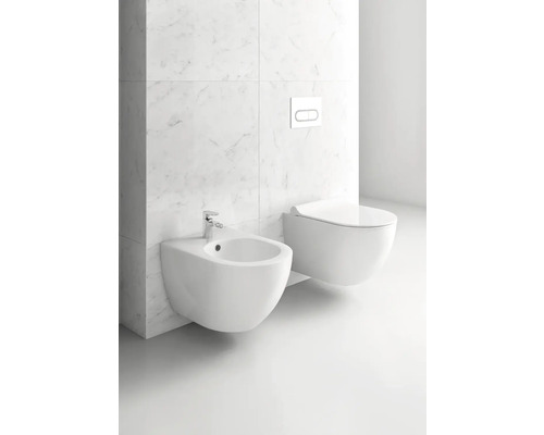 Moderní světlá koupelna se závěsnou toaletou, bidetem s baterií a ovládacím tlačítkem před obklady s mramorovým efektem.