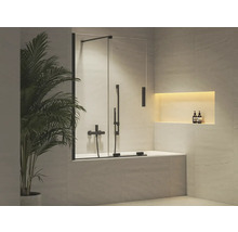 Moderní koupelna s vanou, skleněnou vanovou zástěnou a černými armaturami na světlém obkladu s dekorem kamene.