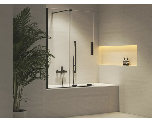 Moderní koupelna s vanou, skleněnou vanovou zástěnou a černými armaturami na světlém obkladu s dekorem kamene.