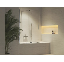 Moderní vanová zástěna ze skla s kovovým kováním ve světlé koupelně s nástěnným výklenkem a pokojovou rostlinou.