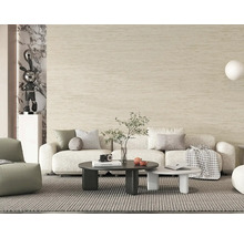 Moderní obývací pokoj s béžovou strukturovanou tapetou, světlou pohovkou, šedým žebrovaným kobercem a minimalistickými konferenčními stolky.