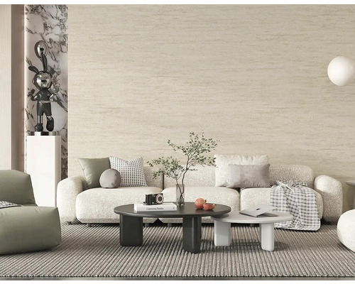 Moderní obývací pokoj s béžovou strukturovanou tapetou, světlou pohovkou, šedým žebrovaným kobercem a minimalistickými konferenčními stolky.