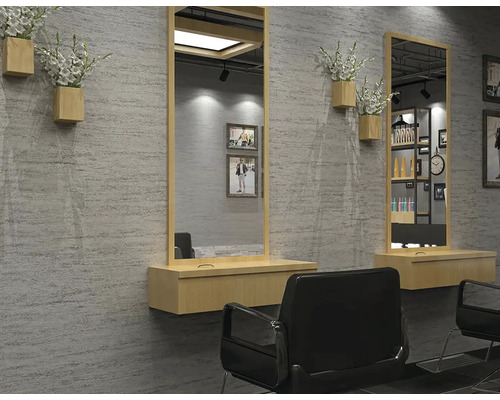 Moderní kadeřnictví s obdélníkovými zrcadly v dřevěných rámech, nástěnnými konzolami a černými křesly před strukturovanou stěnou.