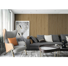 Moderní obývací pokoj s nástěnnými panely v dekoru dřeva, šedá pohovka, křeslo s kohoutí stopou a mramorový konferenční stolek.