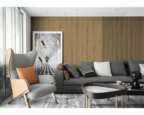 Moderní obývací pokoj s nástěnnými panely v dekoru dřeva, šedá pohovka, křeslo s kohoutí stopou a mramorový konferenční stolek.