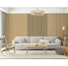 Světlý obývací pokoj se světle šedou pohovkou, dřevěným konferenčním stolkem a houpacím křeslem. Stěna má svislé dřevěné akustické panely.