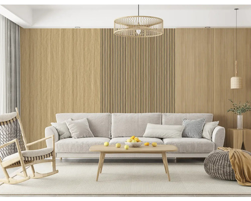 Světlý obývací pokoj se světle šedou pohovkou, dřevěným konferenčním stolkem a houpacím křeslem. Stěna má svislé dřevěné akustické panely.