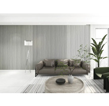 Moderní světlý obývací pokoj s pohovkou, kulatým kamenným konferenčním stolkem a akcentní stěnou s vertikálními lamelami.