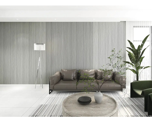 Moderní světlý obývací pokoj s pohovkou, kulatým kamenným konferenčním stolkem a akcentní stěnou s vertikálními lamelami.