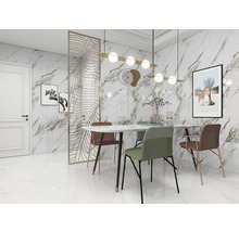 Moderní jídelna s velkoformátovými obklady a dlažbou v mramorovém vzhledu, jídelním stolem a polstrovanými židlemi.