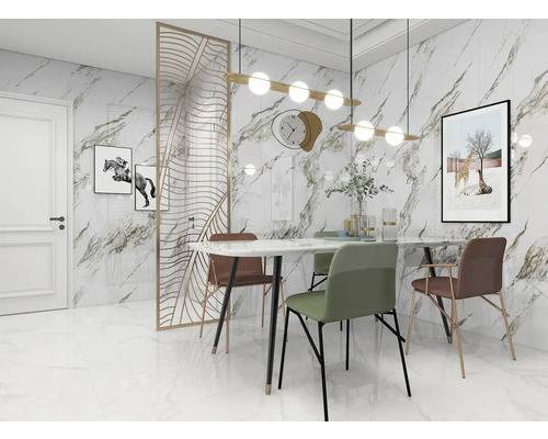 Moderní jídelna s velkoformátovými obklady a dlažbou v mramorovém vzhledu, jídelním stolem a polstrovanými židlemi.
