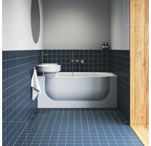 Moderní světlá koupelna s bílou vanou, malým kulatým umyvadlem, modrými dlaždicemi, chromovými armaturami a dřevěným obložením.