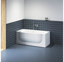 Moderní koupelna s bílou obdélníkovou vanou s panelem, tmavě modrou dlažbou a chromovanou nástěnnou baterií.