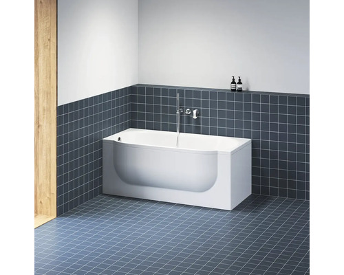 Moderní koupelna s bílou obdélníkovou vanou s panelem, tmavě modrou dlažbou a chromovanou nástěnnou baterií.