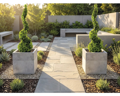 Moderní, světlá zahrada s kamennou cestou, dvěma spirálovitými buxusy v hranatých květináčích, betonovými lavicemi a štěrkem.