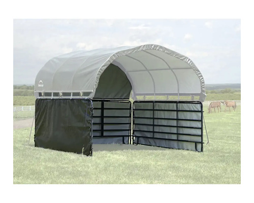 Mobilní přístřešek pro zvířata s šedou klenutou střechou a černými kovovými ohradami na louce.