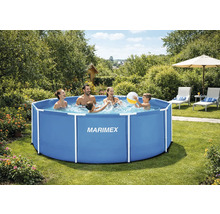 Rodina si hraje s míčem v rámovém bazénu Marimex v prosluněné zahradě s lehátky a stromy.