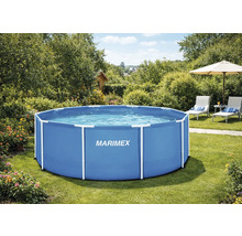 Kulatý nadzemní bazén Marimex s konstrukcí na slunné zahradě s trávníkem, lehátky a slunečníkem.