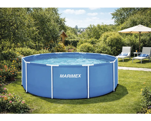 Kulatý nadzemní bazén Marimex s konstrukcí na slunné zahradě s trávníkem, lehátky a slunečníkem.