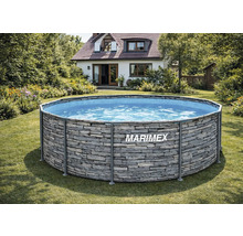 Nadzemní bazén Marimex s dekorem kamene v prosluněné zahradě před rodinným domem.