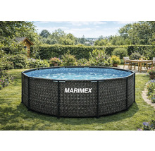 Kulatý nadzemní bazén Marimex s ratanovým vzorem na trávníku v zahradě.