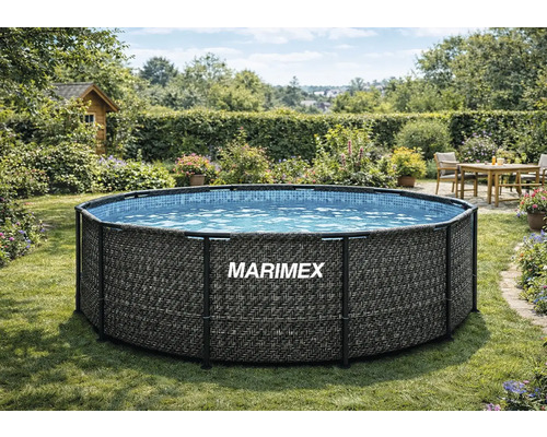 Kulatý nadzemní bazén Marimex s ratanovým vzorem na trávníku v zahradě.