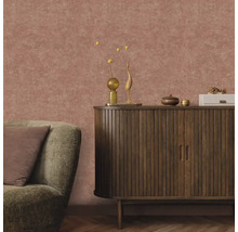 Strukturovaná tapeta v obývacím pokoji s komodou z tmavého dřeva, polstrovaným křeslem a různými dekorativními předměty.