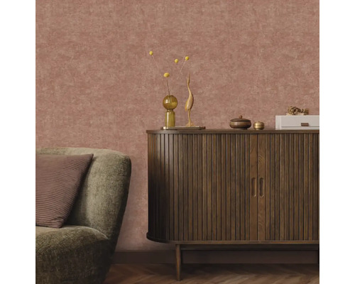 Strukturovaná tapeta v obývacím pokoji s komodou z tmavého dřeva, polstrovaným křeslem a různými dekorativními předměty.