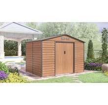 Zahradní domek ve vzhledu dřeva se sedlovou střechou a dvoukřídlými dveřmi na dřevěné terase v zahradě s bazénem a altánem.