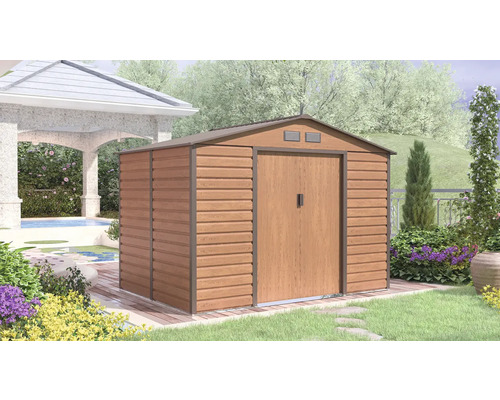 Zahradní domek ve vzhledu dřeva se sedlovou střechou a dvoukřídlými dveřmi na dřevěné terase v zahradě s bazénem a altánem.