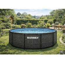 Kulatý nadzemní bazén Marimex s ratanovým vzorem v zahradě se zahradním domkem a posezením.