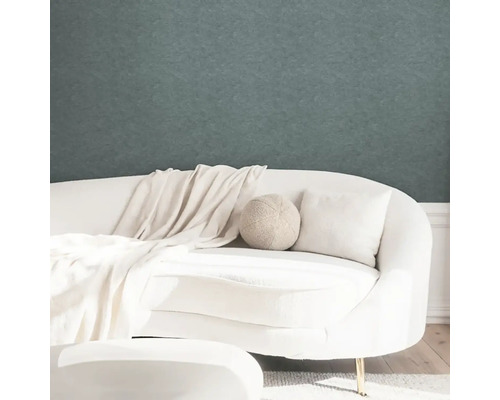 Strukturovaná tapeta v moderně zařízeném obývacím pokoji s bílou zaoblenou pohovkou a světlým textilem.