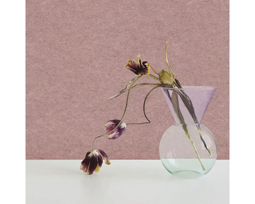 Vliesová tapeta ve starorůžové barvě s jemnou zrnitou strukturou, před ní skleněná váza se sušenými květinami.