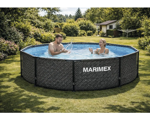 Kulatý nadzemní bazén Marimex s šedým ratanovým vzorem a Marimex Logo na zahradě. Pár se cáká ve vodě. Vnitřní strana s modrou mozaikou.