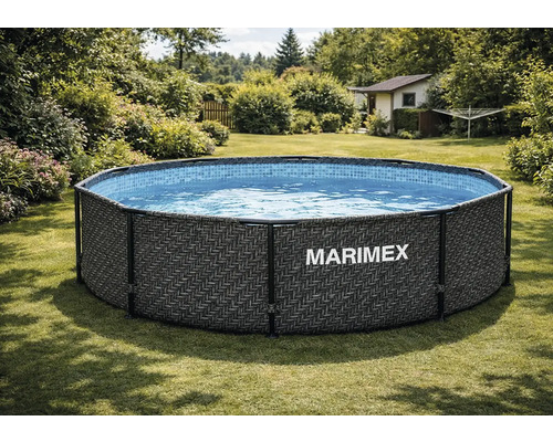 Kulatý nadzemní bazén Marimex s konstrukcí, vnějším ratanovým dekorem a modrou mozaikou uvnitř na travnaté zahradě.