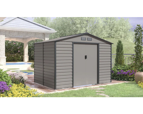 Moderní kovový zahradní domek v šedé barvě se sedlovou střechou a dvojitými dveřmi v upravené zahradě s bazénem a altánem.