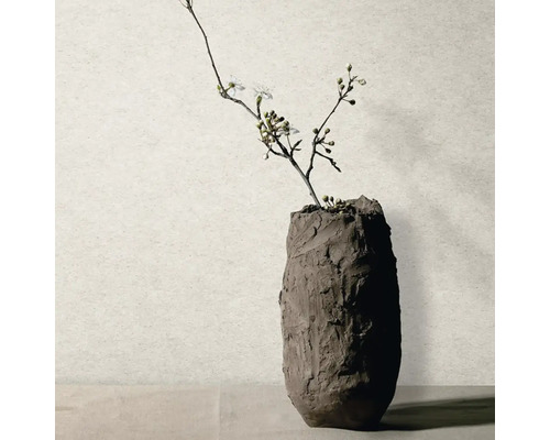 Ručně vyrobená váza s texturovaným povrchem a kvetoucí větví.