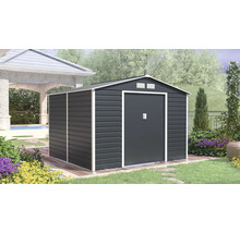 Tmavě šedý kovový zahradní domek s bílým rámem, dvojitými posuvnými dveřmi a sedlovou střechou na dřevěné terase v zahradě.